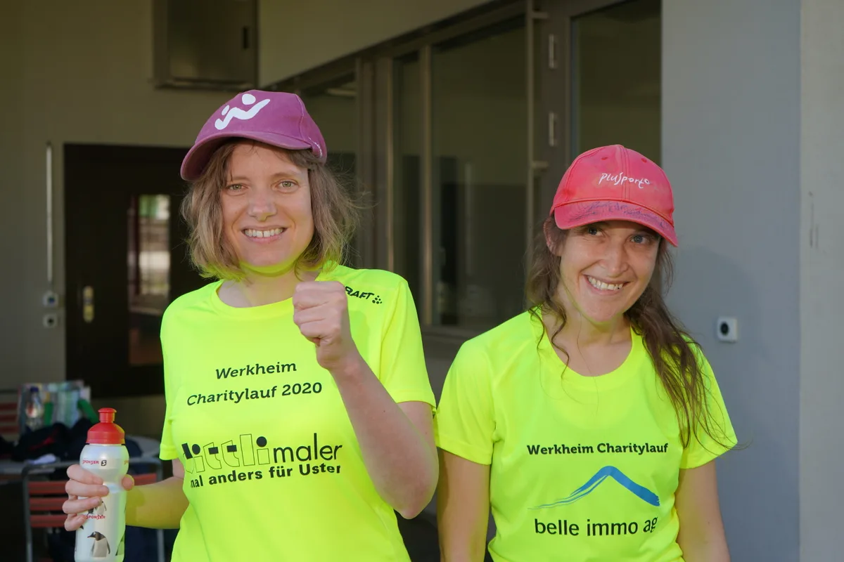 Zwei Frauen in gelben T-Shirts 